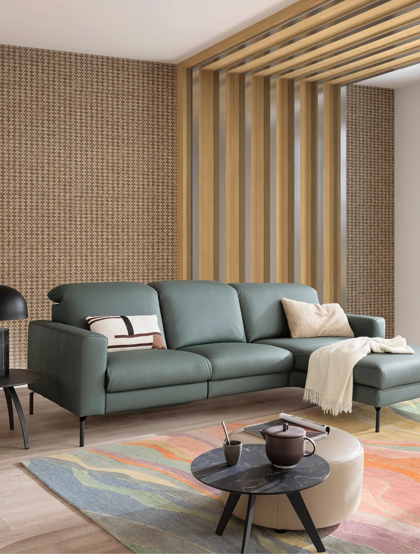 Großes waldgrünes Leder-Sofa mit Longchair